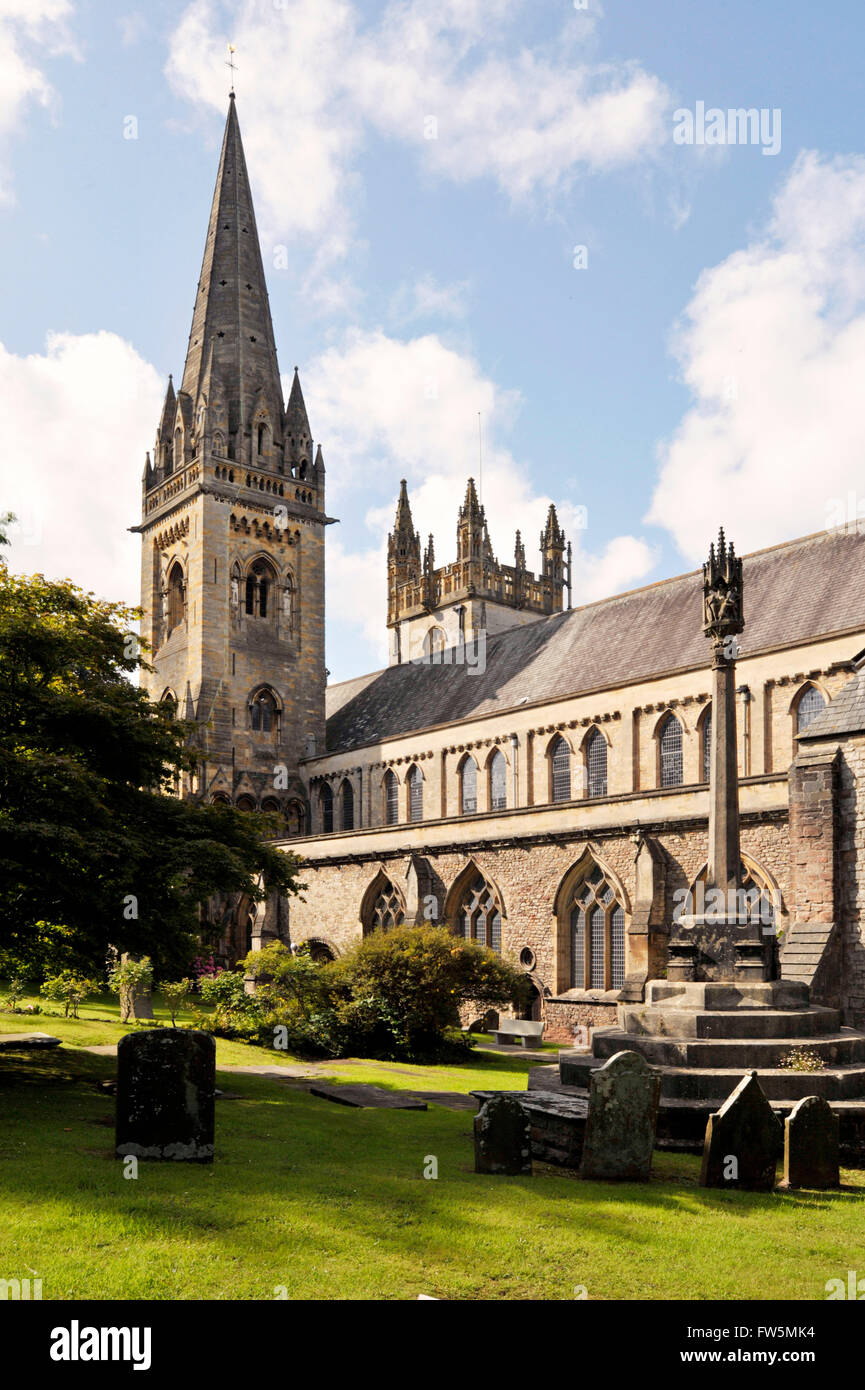 LLandaff Cathedral, Cardiff, Turm und Süd-Wand. Die Gegenwart Norman stammt aus 1107 romanische Kathedrale. Eine neue Westfassade wurde etwa 1220 erbaut. Dieser Westfassade wird von vielen als eines der zwei oder drei wichtigsten mittelalterlichen Kunstwerke in Wales werden beurteilt. Bevor das Ende des 15. Jahrhunderts das Gebäude von Jasper Tudor, der Nord-West-Turm als neue Heimat für die Glocken kam. Eine frische Restaurierung durchgeführten J F Seddon und John Pritchard enthalten die Süd-West-Turm und Spire, abgeschlossen im Jahre 1869, die Turm aus dem frühen 12. Jahrhundert ersetzt, die im Jahre 1722 zusammengebrochen. Viel des 19. Jahrhunderts Stockfoto