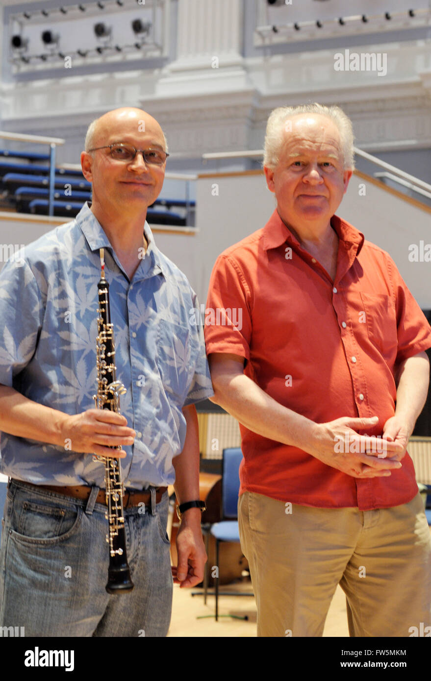 Omar Zoboli, internationale Oboe Solist, Dirigent der neuen Mozart-Orchester (und Prüfer) Clive Fairbairn, auf dem Birmingham-Kongress 2010 der International Double Reed Society. Die italienischen Oboisten Omar Zoboli gewann den ersten Preis beim internationalen Wind-Wettbewerb in Ancona sowie beim italienischen Radio-Wettbewerb in Turin. Er hat Auftritte auf zahlreichen Musikfestivals und machte Aufnahmen auf die moderne und barocke Oboe für mehrere Plattenfirmen. Bussotti, Castiglioni, Glas, Hoch und andere sind Werke ihm gewidmet. Das virtuose Konzert hat besonders gefördert werden. Stockfoto