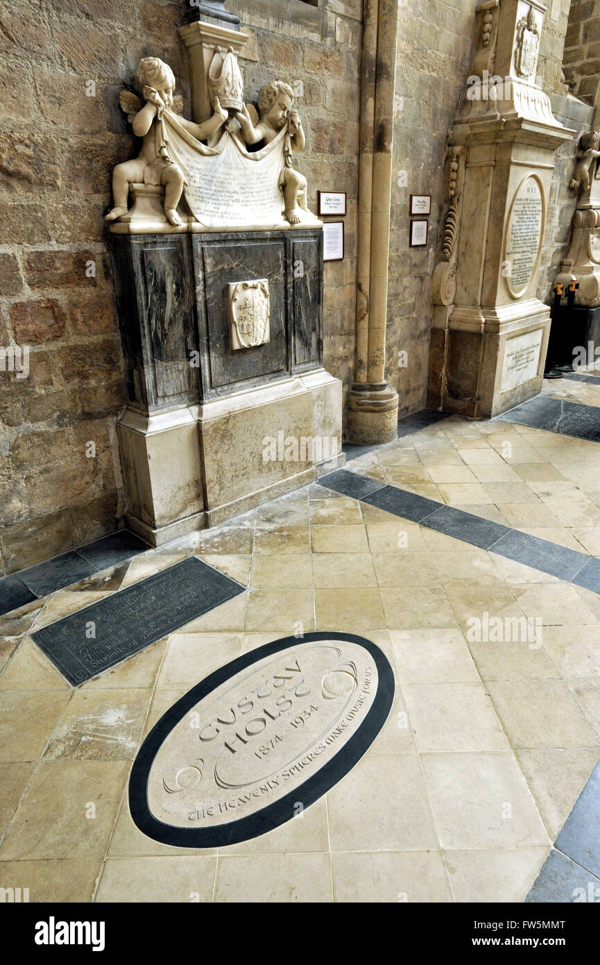 Neu, Austausch, Stock-Gedenktafel in der Kathedrale von Chichester, englischer Komponist Gustav Holst, 1874-1934. 75. Todestag des Komponisten Gustav Holst wurde in einem dreitägigen Festival in Chichester Cathedral im September 2009 gefeiert. Holsts engster Freund war Bischof George Bell, der ihn nach Sussex mit seine Pfingsten-Sänger, Musik zu machen, in die Kathedrale und die Gemeinden rund um Chichester zog. Nach seinem Tod im Jahr 1934 Holsts Familie gefragt, ob der Komponist Asche in der Kathedrale begraben werden könnte, und dies im nördlichen Querschiff, unter ein Denkmal für Thomas Weelkes, Orga geschah Stockfoto