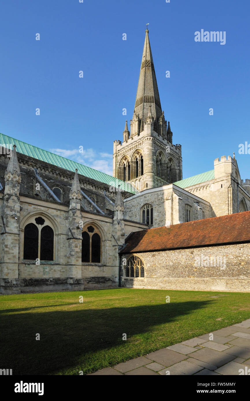 Chichester Kathedrale. Turmspitze aus dem Kreuzgang gesehen. Der Turm wurde ca. 1402 fertiggestellt. 1262 wurde Richard De La Wyche, der Bischof von 1245 bis 1253 war, als St. Richard von Chichester heiliggesprochen. Seinem Heiligtum gemacht der Kathedrale ein Wallfahrtsort. Die Mauerwerk-Turm wurde im 14. Jahrhundert erbaut und wurde im 17. Jahrhundert von Sir Christopher Wren repariert. Es überlebte einen Blitzschlag im Jahre 1721 und Stand seit 450 Jahren bevor es in sich selbst am 21. Februar 1861, ohne Verlust des Lebens ineinander geschoben. Ein Fonds wurde eingerichtet, um die 48.000 £ für den Wiederaufbau benötigt und die Mitwirkenden enthalten erhöhen Stockfoto