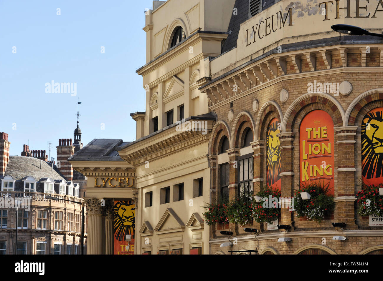 Lyceum Theatre, dem Strand und Wellington St, Covent Garden. Zeigen das musical König der Löwen, von Disney. Der König der Löwen war ursprünglich ein Disney-Zeichentrickfilm, veröffentlicht 1994, dann machte in diesem Musical. Die Musik stammt von Elton John, mit Text von Tim Rice (beide sind britische). Das Musical am Broadway im November 1997 und in London im Oktober 1999 eröffnet. Stockfoto