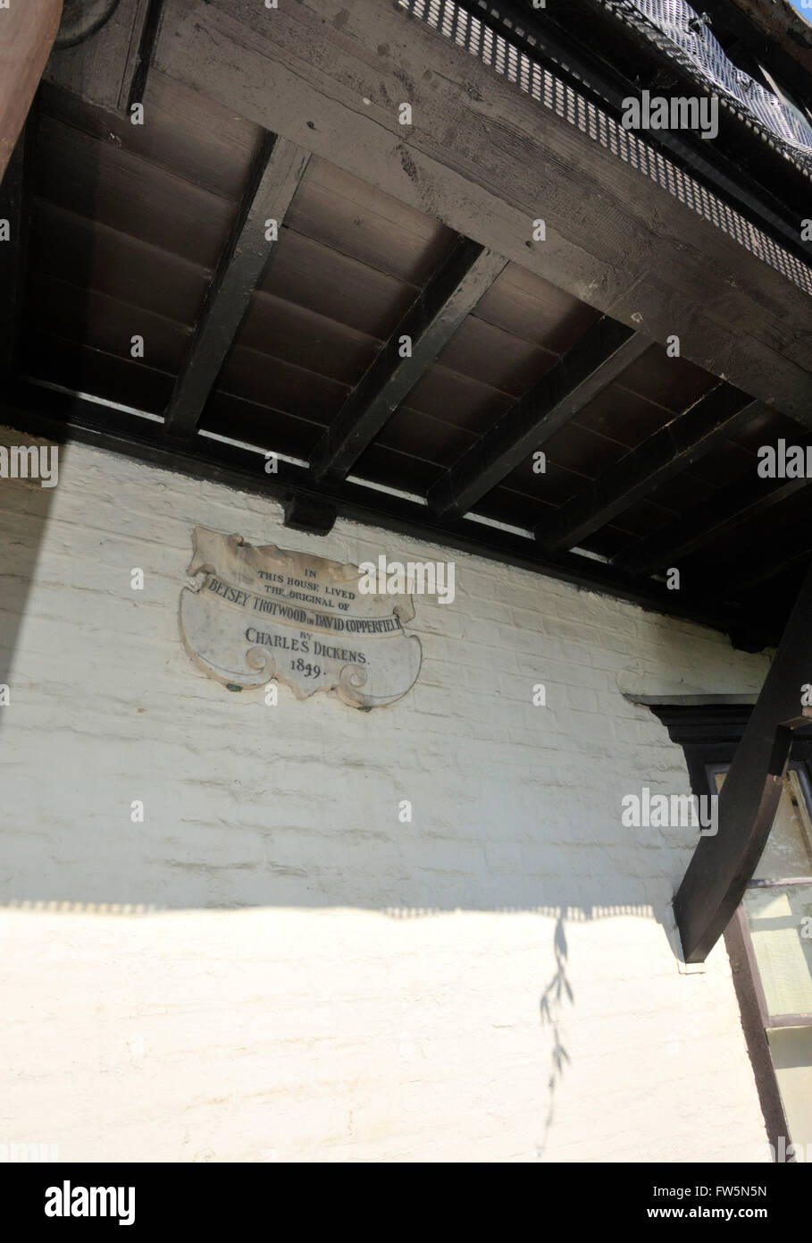 Gedenktafel an Dickens House Museum, Victoria Parade, an der Strandpromenade in Broadstairs, Kent. Heute ein Museum, Schriftsteller Charles Dickens. Der ursprüngliche Besitzer war Miss Mary Pearson Strong, Vorbild für die Figur Betsey Trotwood, Tante von David Copperfield, auf dessen Güte der Held fällt. Dickens vermietet mehrere Häuser in Broadstairs im Sommer 1837 bis 1852, vor allem "Bleak House" und "David Copperfield" dort zu schreiben. Die Stube ist renoviert, wie Dickens beschreibt und illustriert von H K Browne (Phiz). Einige der Briefe des Autors und Erinnerungsstücke sind auf Anzeige im Museum. Arou Stockfoto