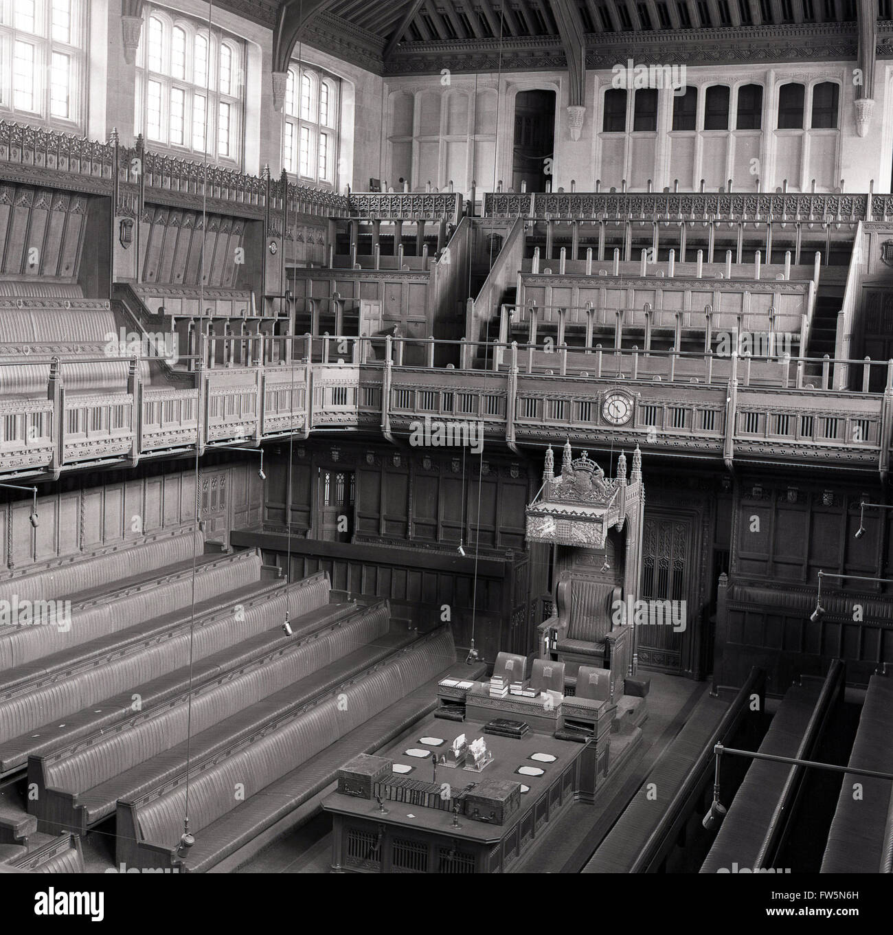 historische, Innenausbau des House Of Commons, britisches Parlament, zeigt MP Bänke und öffentlichen Galerien der 1950er Jahre. Stockfoto