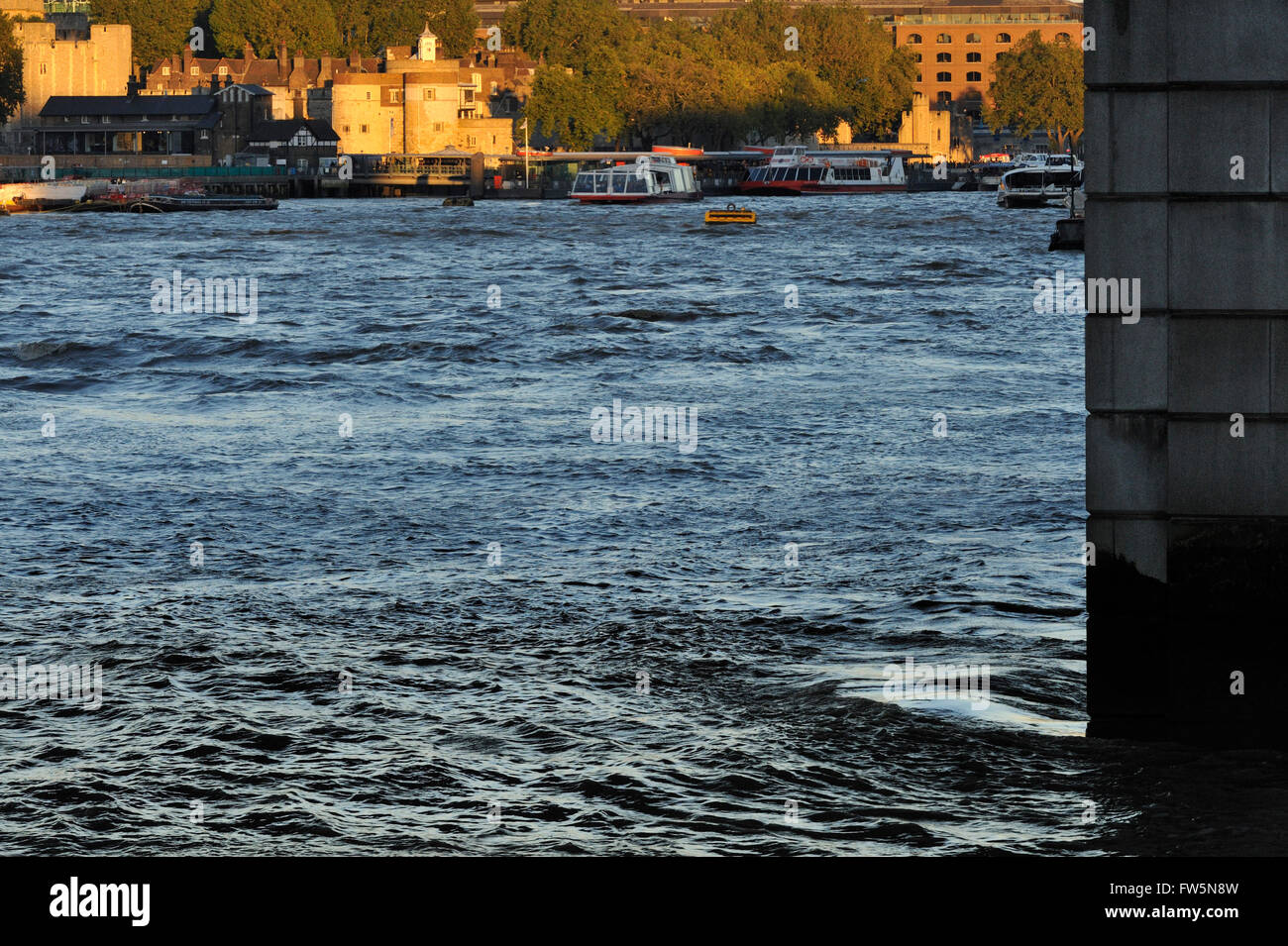 Themse unter London Brücke, mit dem Tower of London sichtbar am Nordufer des Flusses bei Sonnenuntergang. In dem Roman Oliver Twist von Charles Dickens, englischer Schriftsteller, ist Nancy mit Brownlow und Rose Maylie am Fuße des nahe gelegenen Treppe vor ihrem brutalen Mord von Sikes belauscht. Stockfoto
