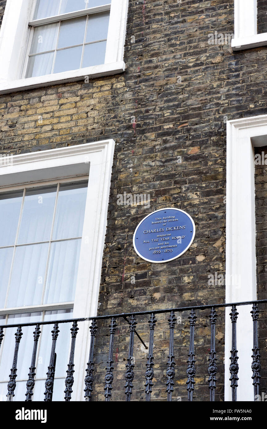 Blue Plaque auf die Büros des englischen Schriftstellers Charles Dickens, an der Ecke von Wellington Street und Tavistock Street, (war York St.), Covent Garden, London, aus denen er das wöchentliche Magazin ganzjährig, nach seiner bekannten Streit mit seinen Partnern, die Herren Bradbury und Evans lief. Stockfoto