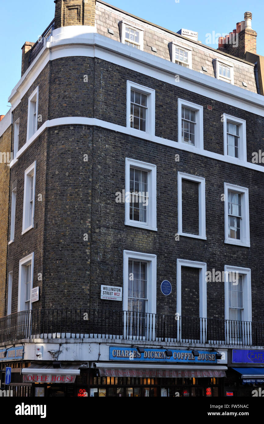 die Büros des englischen Schriftstellers Charles Dickens, über CHarles Dickens Coffee House, an der Ecke von Wellington Street und Tavistock Street (war York St.), Covent Garden, London, aus denen er das wöchentliche Magazin ganzjährig, nach seiner bekannten Streit mit seinen Partnern, die Herren Bradbury und Evans lief. Stockfoto