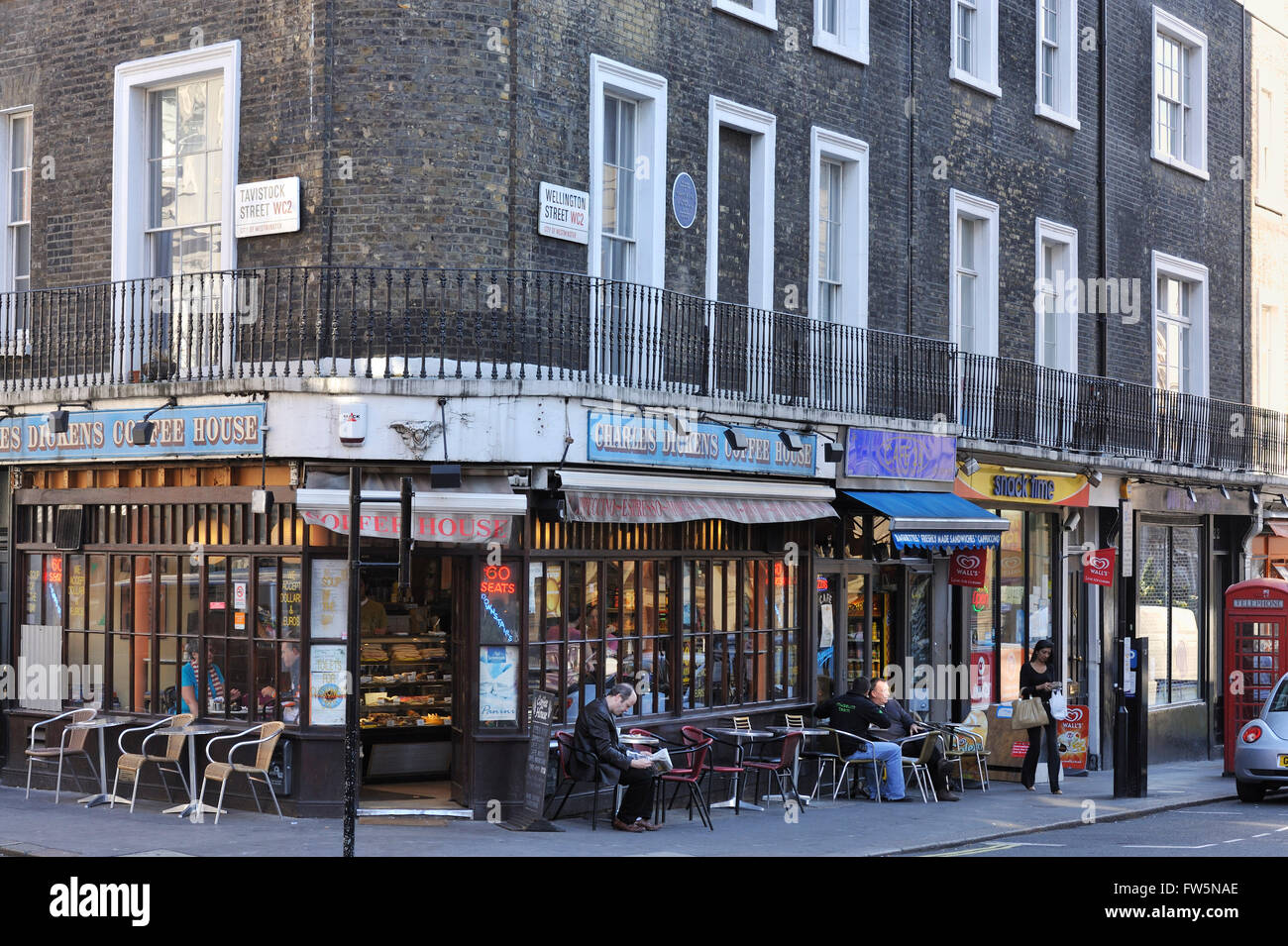 die Büros des englischen Schriftstellers Charles Dickens, an der Ecke von Wellington Street und Tavistock Street (war York St.), Covent Garden, London, aus denen er das wöchentliche Magazin ganzjährig, nach seiner bekannten Streit mit seinen Partnern, die Herren Bradbury und Evans lief. Stockfoto