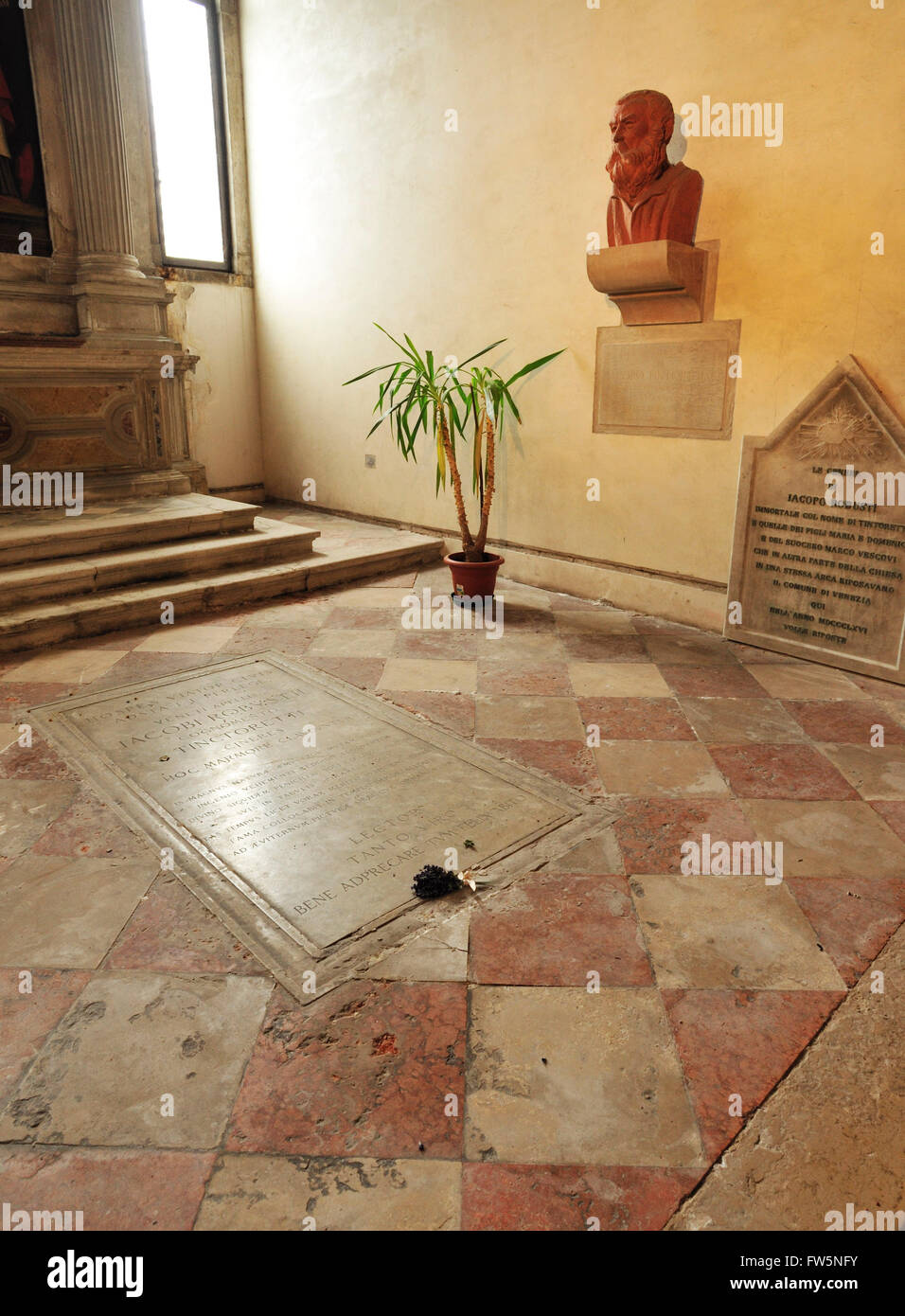 Tintoretto Grab und Büste in der Kirche der Madonna Orto, Venedig, in die Sestiere Cannaregio. Tintoretto, 1518-1594, richtiger name Jacopo Comin, In seiner Jugend auch bekannt als Jacopo Robusti, italienischer Maler und eine bemerkenswerte Exponenten der venezianischen Renaissance-Schule. Für seine phänomenale Energie in der Malerei wurde er Il Furioso bezeichnet. Sein Werk ist im manieristischen Stil, unter Beibehaltung von Farbe und Licht typische der venezianischen Schule. Stockfoto