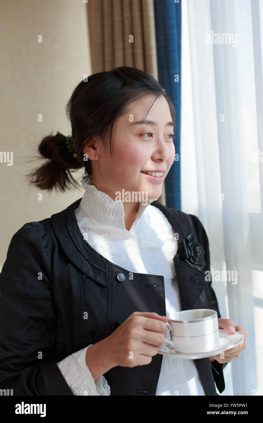 ein OL mit Kaffee und genießen Sie Sonne Stockfoto