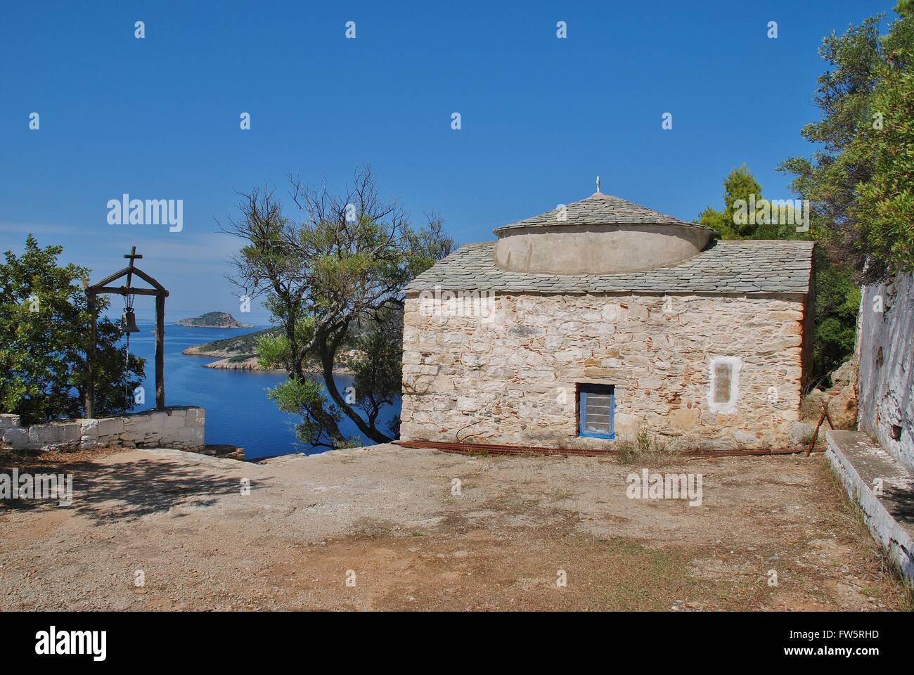Die kleine Kapelle des Agios Kosmas bei Agii Anargiroi auf der griechischen Insel Alonissos. Stockfoto
