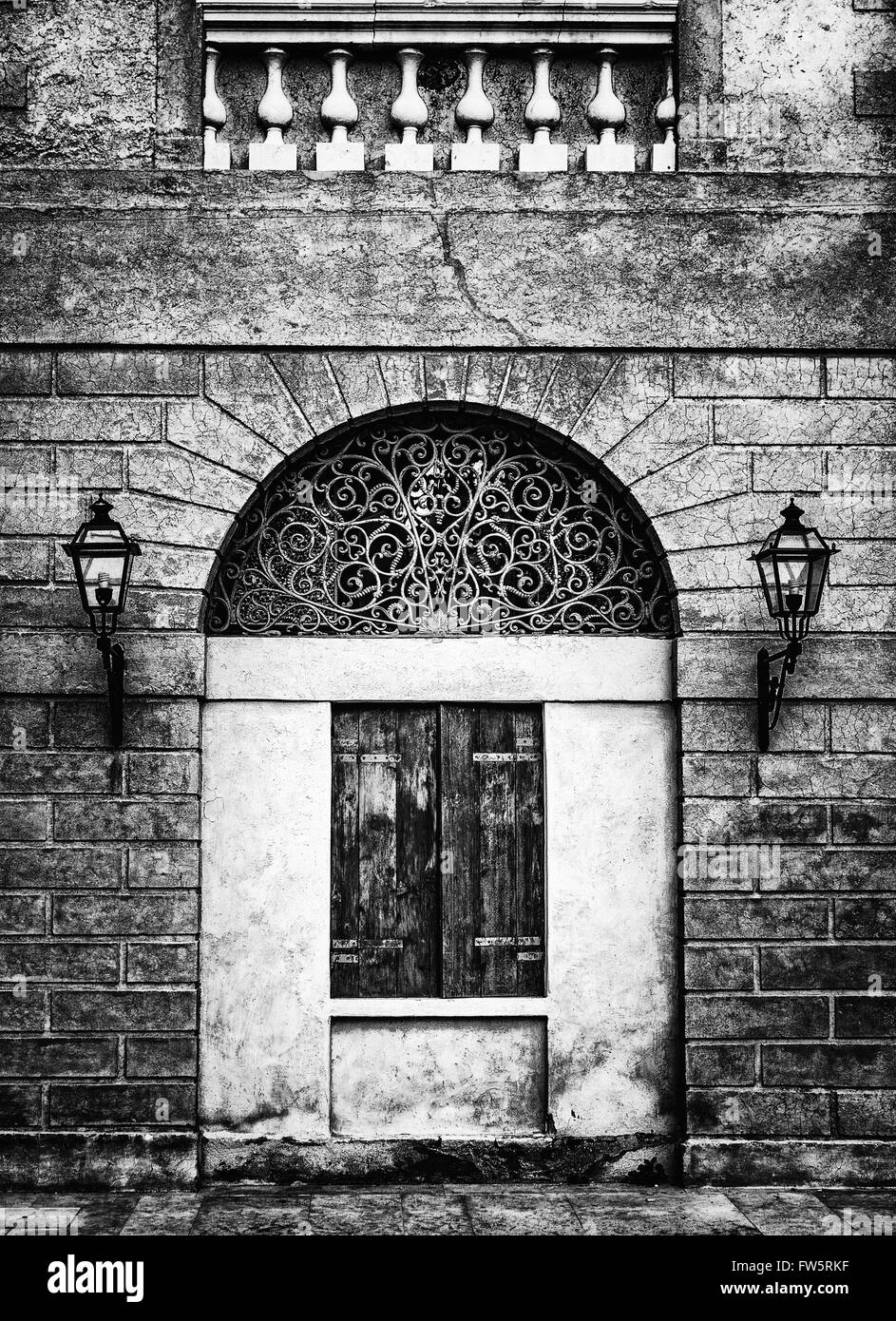 Fassade einer alten italienischen Villa mit künstlerischen Eisen grill handgefertigt. Stockfoto