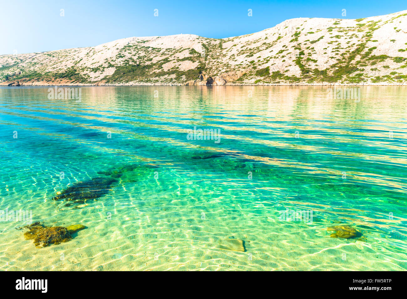 Die unberührte Küste und kristallklarem Wasser der Insel Rab, Kroatien. Stockfoto