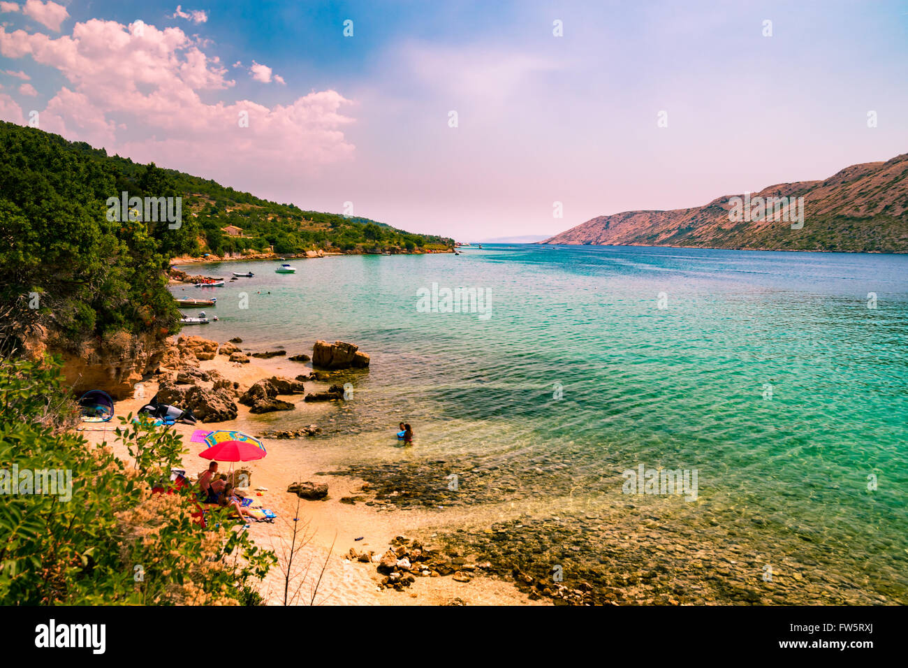 Die unberührte Küste und kristallklarem Wasser der Insel Rab, Kroatien. Stockfoto