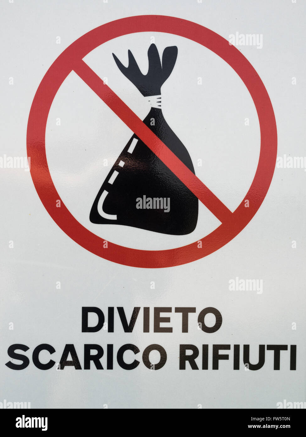 Straßenschild mit dem Schreiben in italienischen "Verbot der Abfallentsorgung" Stockfoto