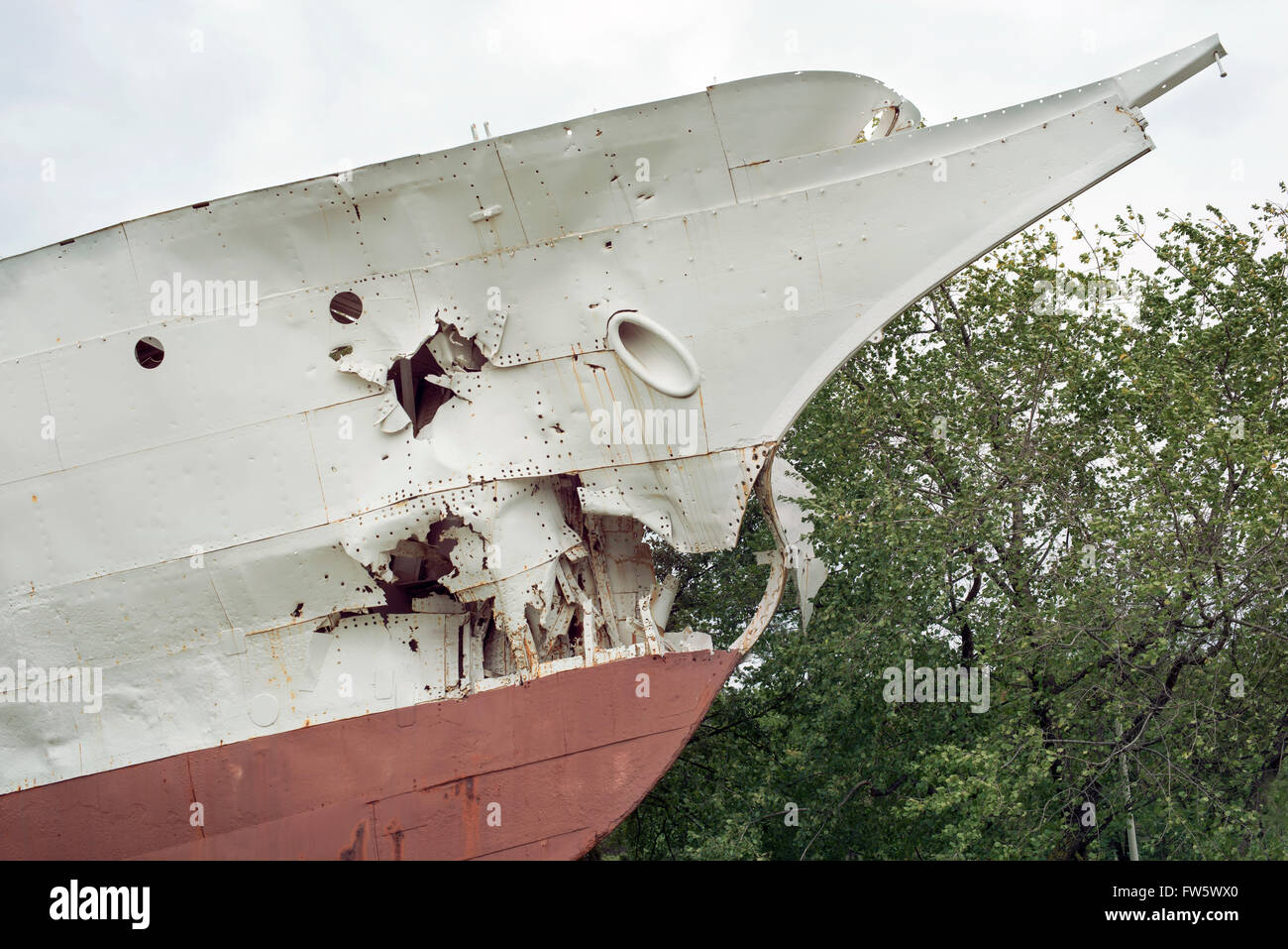 Schiff-Fragment aus Wasser mit zerstörten Nase Teil zerstört Stockfoto