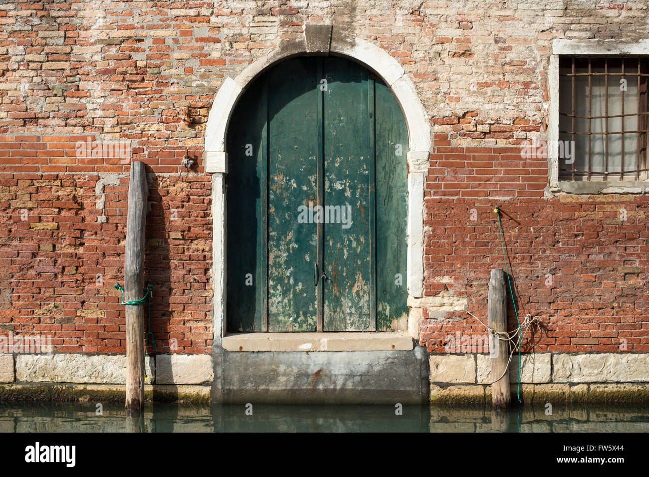 alte Gebäudeeingang direkt vom Wasserkanal in Venedig, Italien Stockfoto