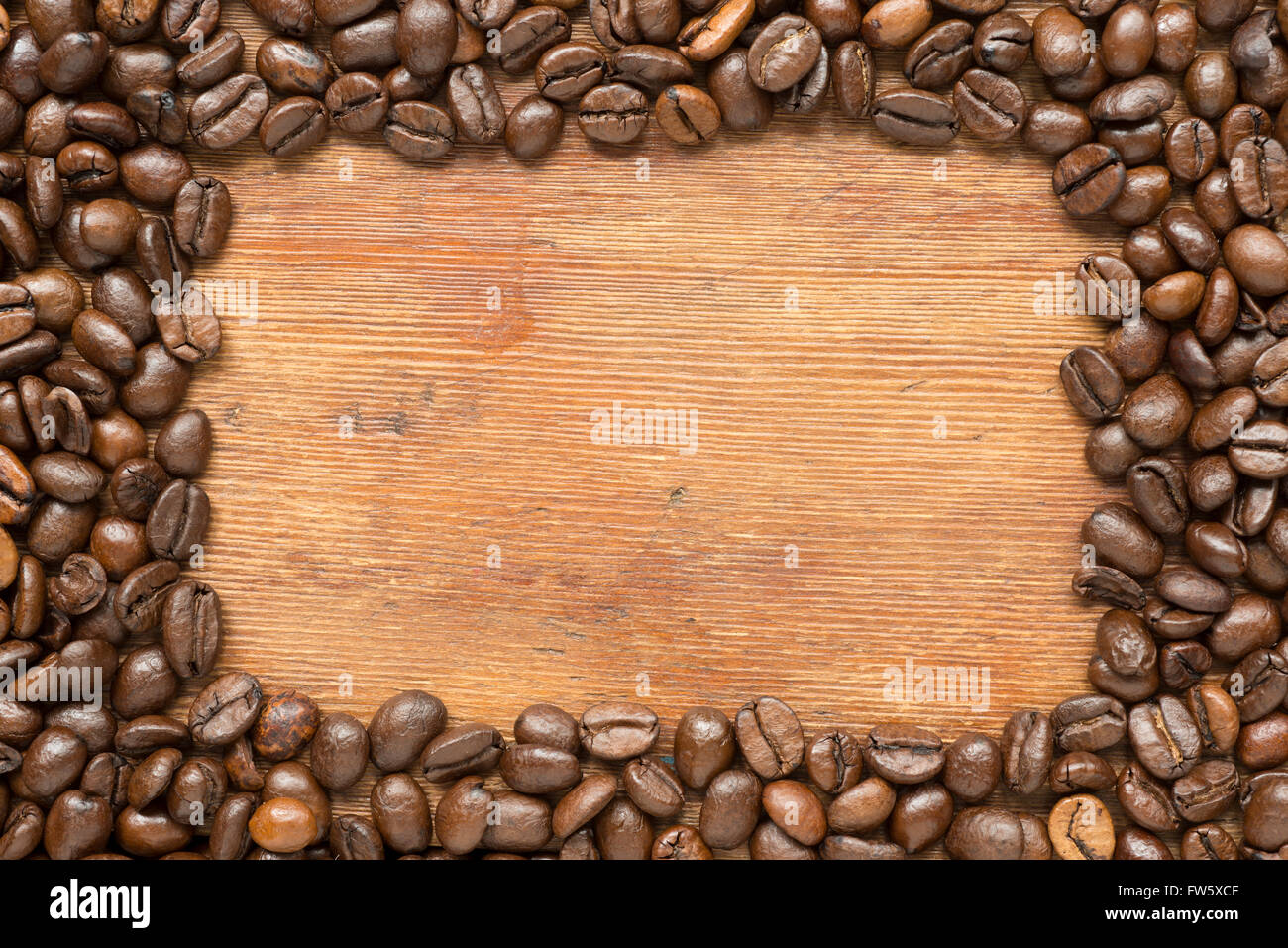 einfache Rahmen aus gerösteten Kaffeebohnen auf Vintage Holz-Hintergrund Stockfoto