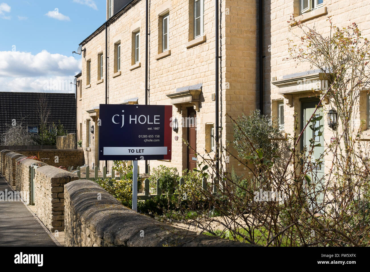 Estate Agent zu lassen Board bei einer neuen Wohnsiedlung am Stadtrand von Cirencester, Gloucestershire, UK Stockfoto