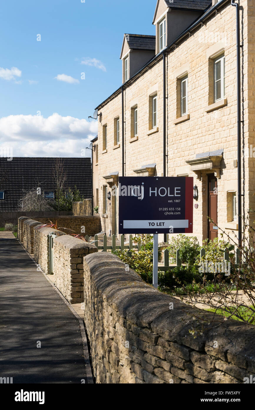 Estate Agent zu lassen Board bei einer neuen Wohnsiedlung am Stadtrand von Cirencester, Gloucestershire, UK Stockfoto