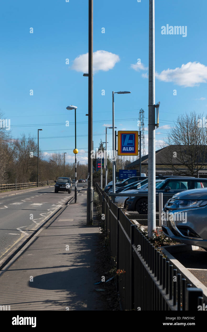 Aldi und neben Tesco stores in Cirencester, Gloucestershire, UK Stockfoto