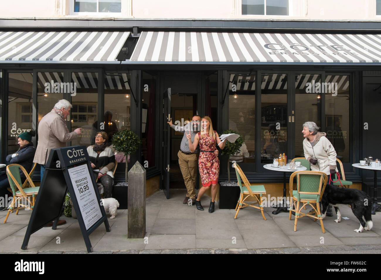 Manager und Kellnerin posiert auf Cote, eine moderne, den ganzen Tag über französische Brasserie in Black Jack Street, Cirencester, Gloucestershire, Großbritannien Stockfoto