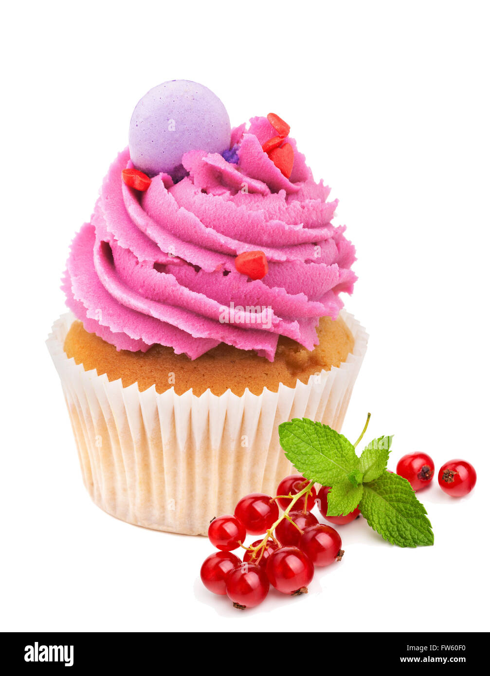 Cupcake mit roten Johannisbeeren, isoliert auf weiss Stockfoto