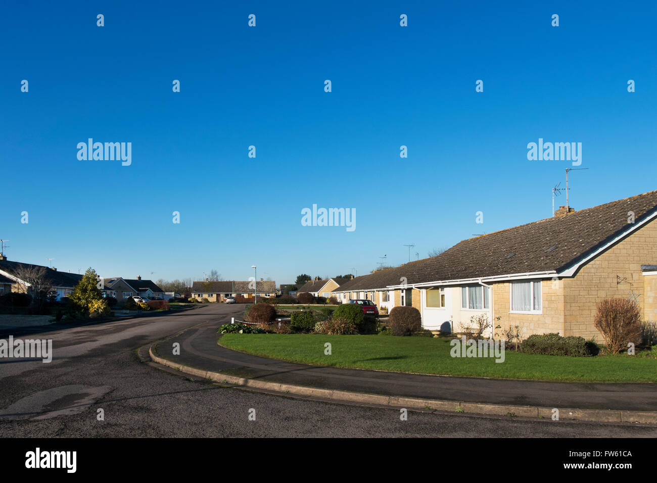 Bungalows auf einer alten Wohnsiedlung in Fairford, Gloucestershire, UK Stockfoto