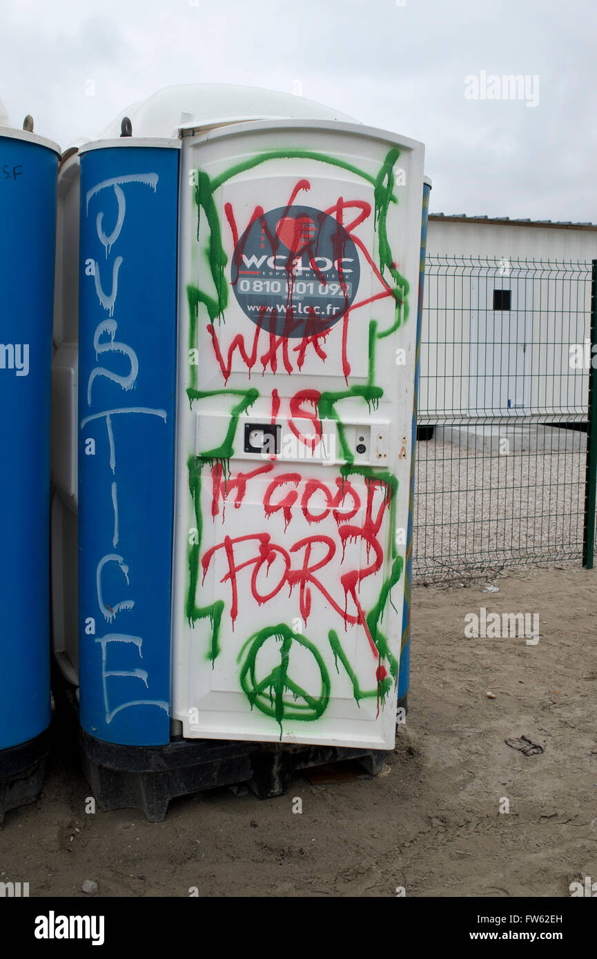 Frankreich, Calais. Flüchtlingslager - die so genannte Jungle.Portable Toilette mit Graffiti, die sagen: "Was ist es gut für Krieg?" Stockfoto