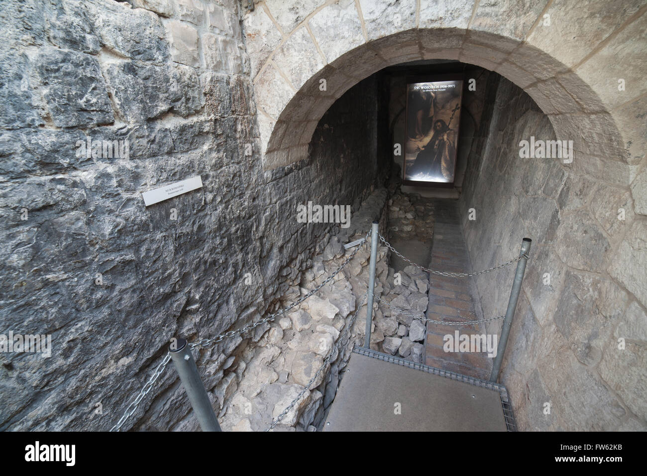 Polen, Stadt Krakow (Krakau), Romanseque Wand, archäologischen Museum of History auf den Marktplatz in Kirche St. Adalbert Stockfoto