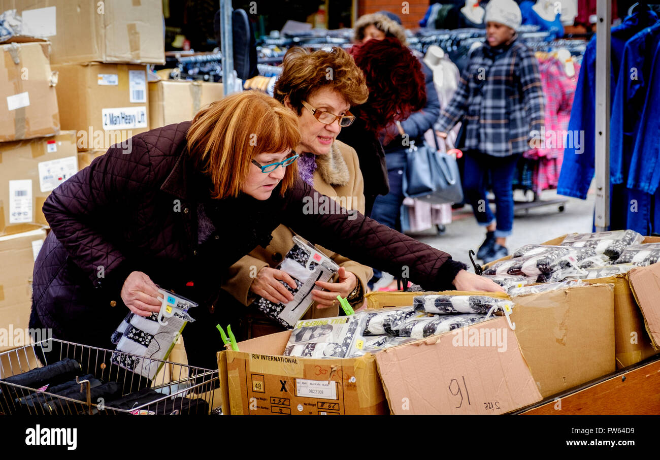 Käufer auf dem Markt der Stierkampfarena in Birmingham, England UK Stockfoto