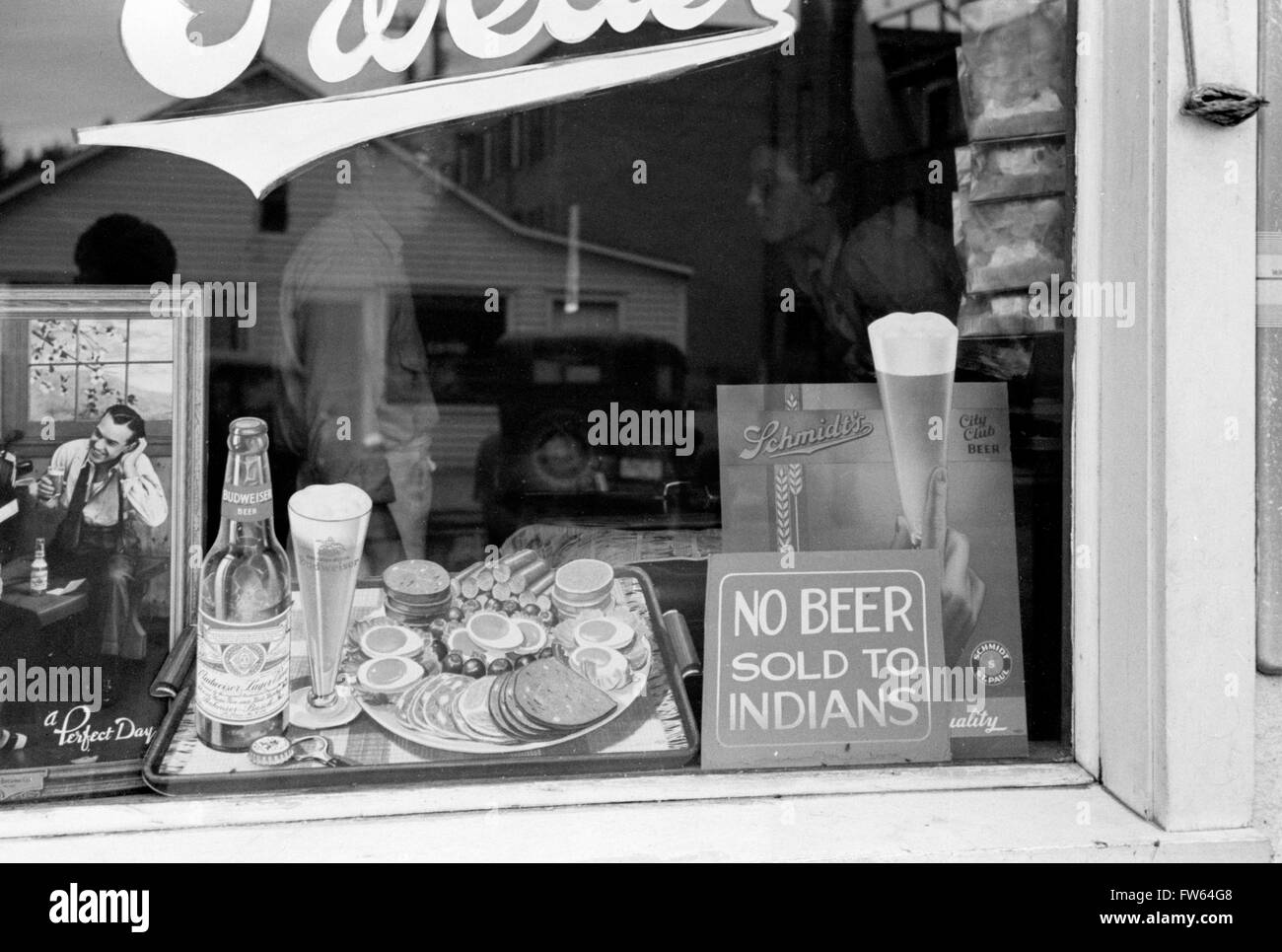 Rassendiskriminierung. "Kein Bier verkauft, Indianer" anmelden, das Fenster einer Bar in Sisseton, South Dakota, USA. Foto von John Vachon, 1939. Stockfoto