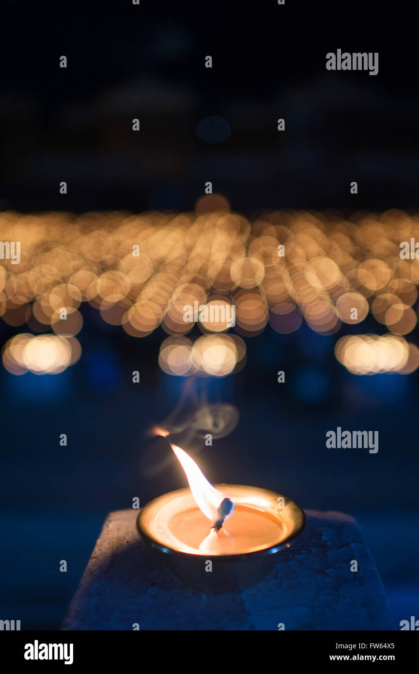 Brennende Kerze mit vielen Lichtern im Hintergrund, Licht Friedensfest im National Stadium, Ulaanbaatar, Mongolei Stockfoto