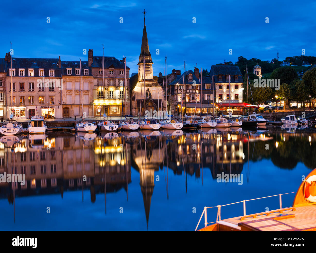 Häuser und Boote am alten Hafen mit Reflexionen in ruhigem Wasser am Abend Vieux Bassin, Honfleur, Calvados, Normandie Stockfoto