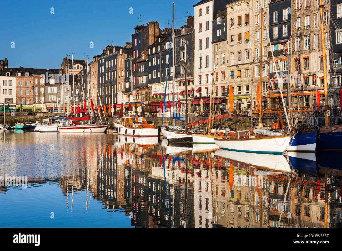 Häuser und Boote am alten Hafen mit Reflexionen in ruhigem Wasser, Vieux Bassin, Honfleur, Calvados, Normandie, Frankreich Stockfoto