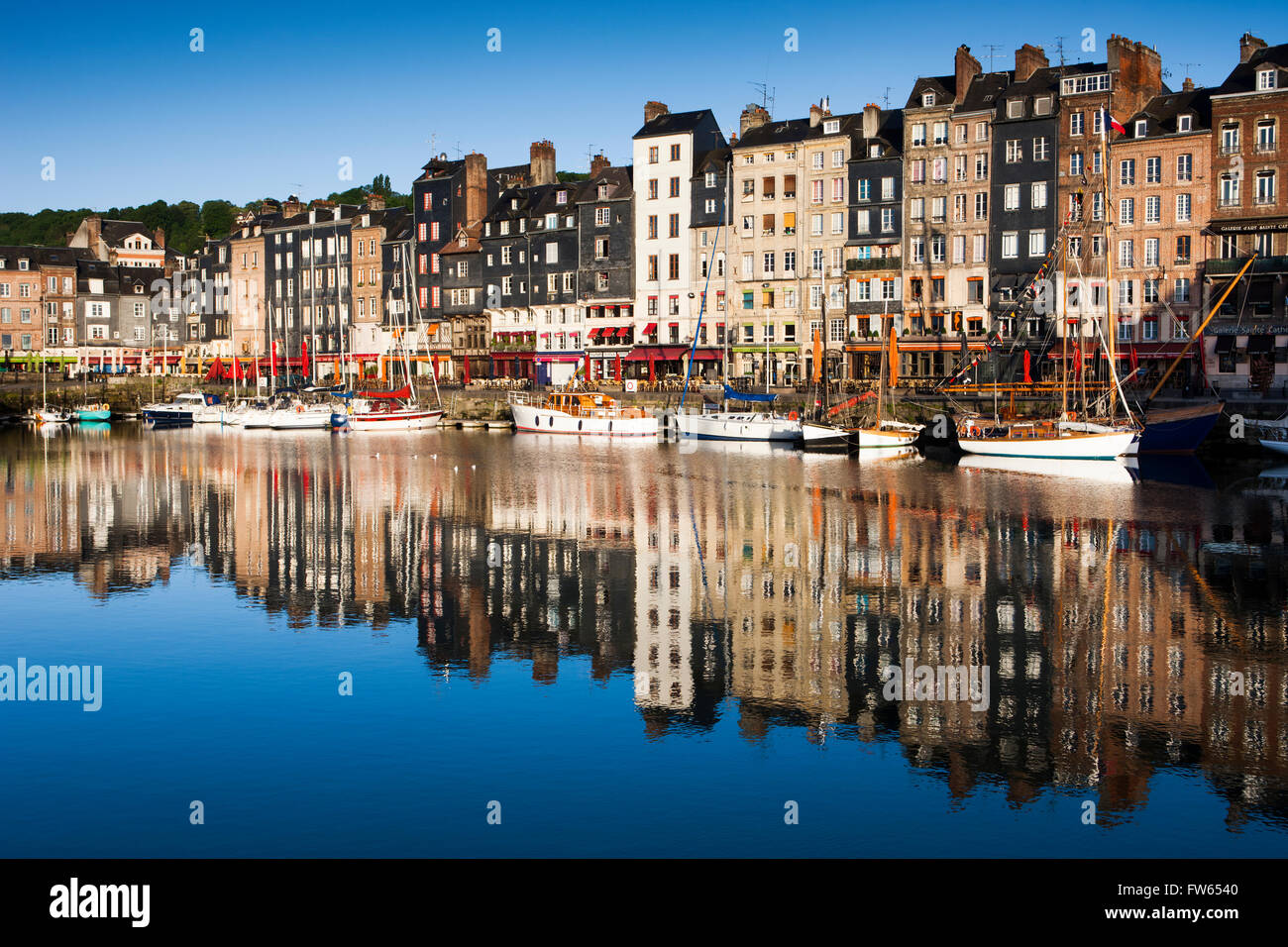 Häuser und Boote am alten Hafen mit Reflexionen in ruhigem Wasser, Vieux Bassin, Honfleur, Calvados, Normandie, Frankreich Stockfoto