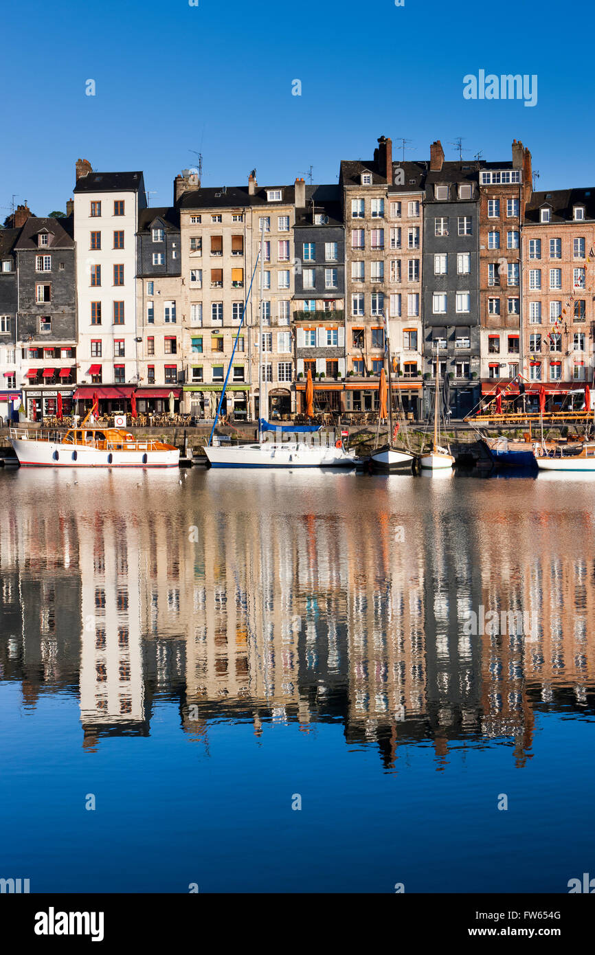 Häuser am alten Hafen mit Reflexionen in ruhigem Wasser, Vieux Bassin, Honfleur, Calvados, Normandie, Frankreich Stockfoto