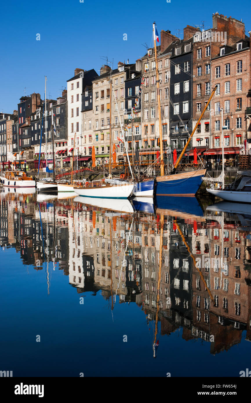 Häuser und Boote am alten Hafen mit Reflexionen in ruhigem Wasser, Vieux Bassin, Honfleur, Calvados, Normandie, Frankreich Stockfoto
