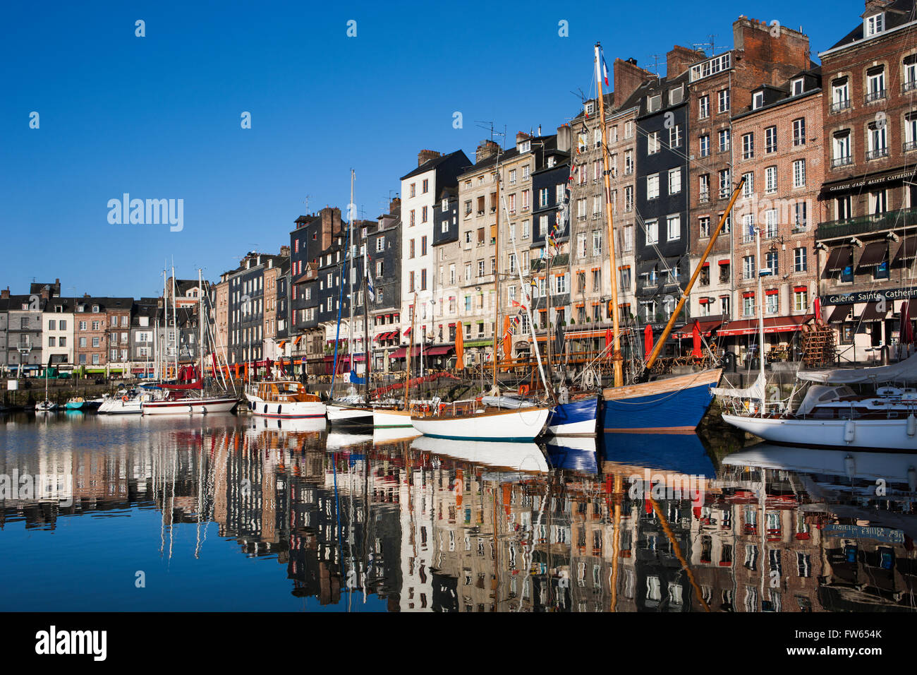 Häuser und Boote am alten Hafen mit Reflexionen in ruhigem Wasser, Vieux Bassin, Honfleur, Calvados, Normandie, Frankreich Stockfoto