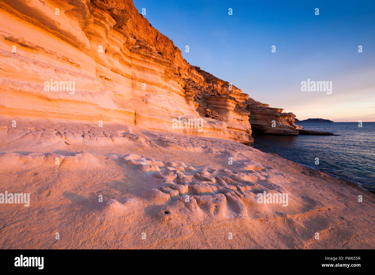 Küste im Cabo de Gata-Níjar Natural Park, UNESCO-Biosphärenreservat, Provinz Almeria, Andalusien, Spanien Stockfoto