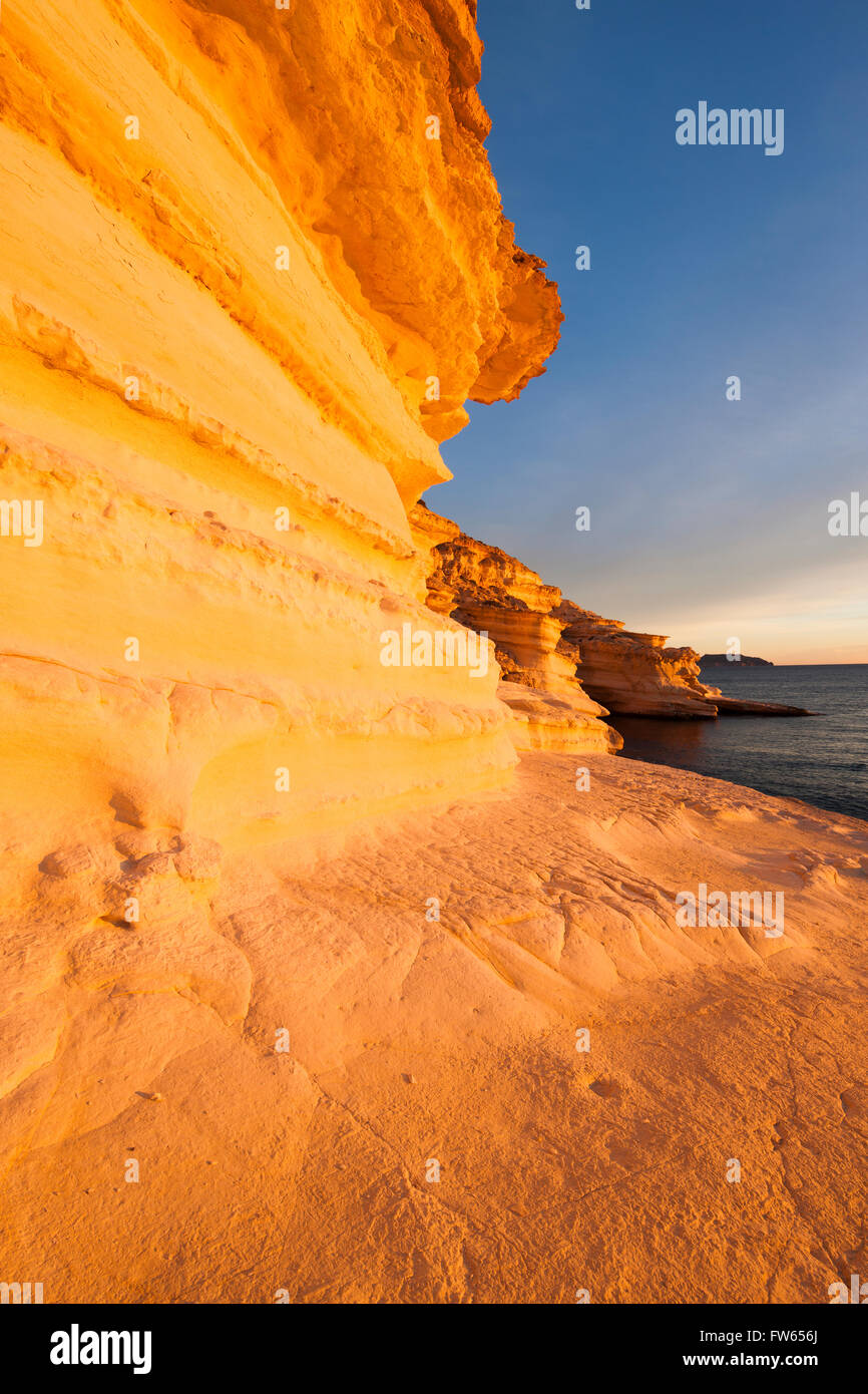 Küste im Abendlicht in Cabo de Gata-Níjar Natural Park, UNESCO-Biosphärenreservat, Provinz Almería, Andalusien Stockfoto