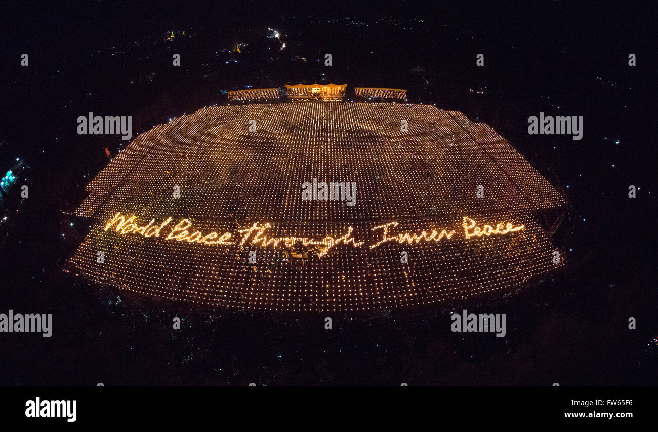 Aerial View, Licht und Frieden Festival, Himmelslaternen, Laternen Form Worte Weltfrieden durch inneren Frieden, Festival der Stockfoto