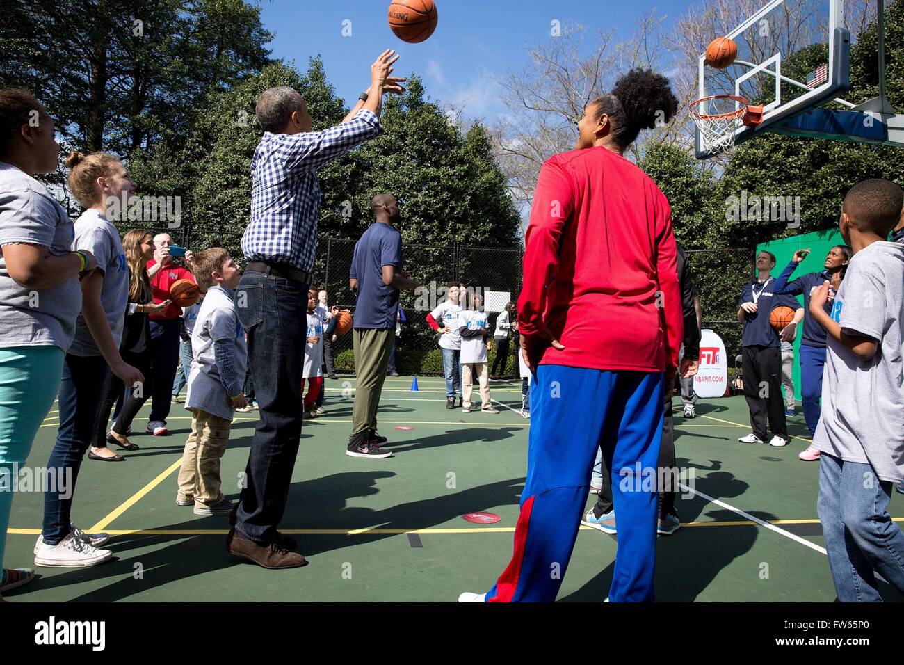 US-Präsident Barack Obama schießt während eines Basketball-Klinik auf dem weißen Haus Basketballplatz mit NBA und WNBA Spieler während der jährlichen Easter Egg Roll 28. März 2016 in Washington, DC. Stockfoto