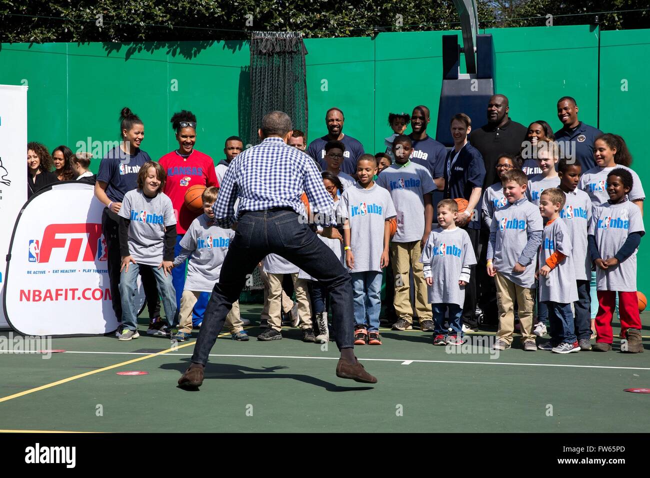 US-Präsident Barack Obama zeigt Agilität Bohrer auf dem Basketballplatz während der jährlichen Easter Egg Roll 28. März 2016 in Washington, DC. Stockfoto