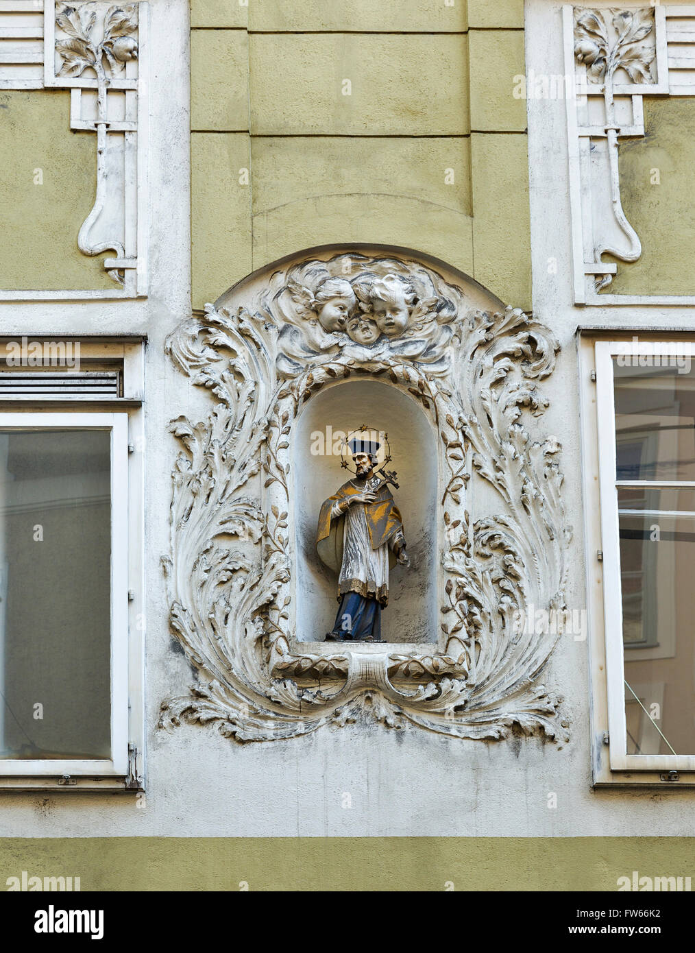 Alte Stadtarchitektur in Graz, Steiermark, Österreich. Saint-Statue auf der Fassade des Hauses. Stockfoto