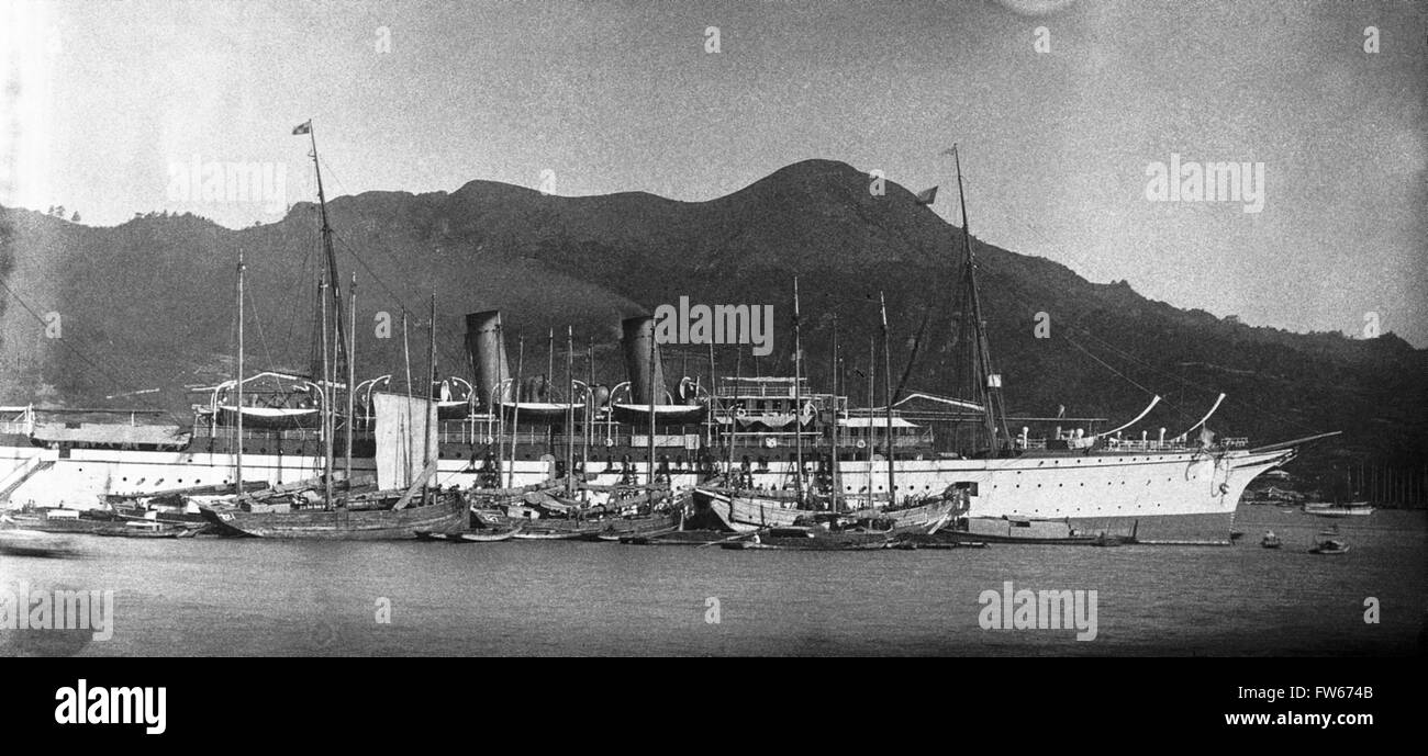 AJAXNETPHOTO. 1900 (CA.). HONG KONG, CHINA. -ORIENT LINER - DIE CANADIAN PACIFIC RAILROAD LINER KAISERIN VON CHINA ODER KAISERIN VON JAPAN (SCHWESTER SCHIFFE) UMGEBEN VON SAMPANS UND DSCHUNKEN AN LIEGEPLÄTZEN IM HAFEN. FOTO: AJAX VINTAGE BILD BIBLIOTHEK REF: EMPRESS CHINA 1900 02 Stockfoto