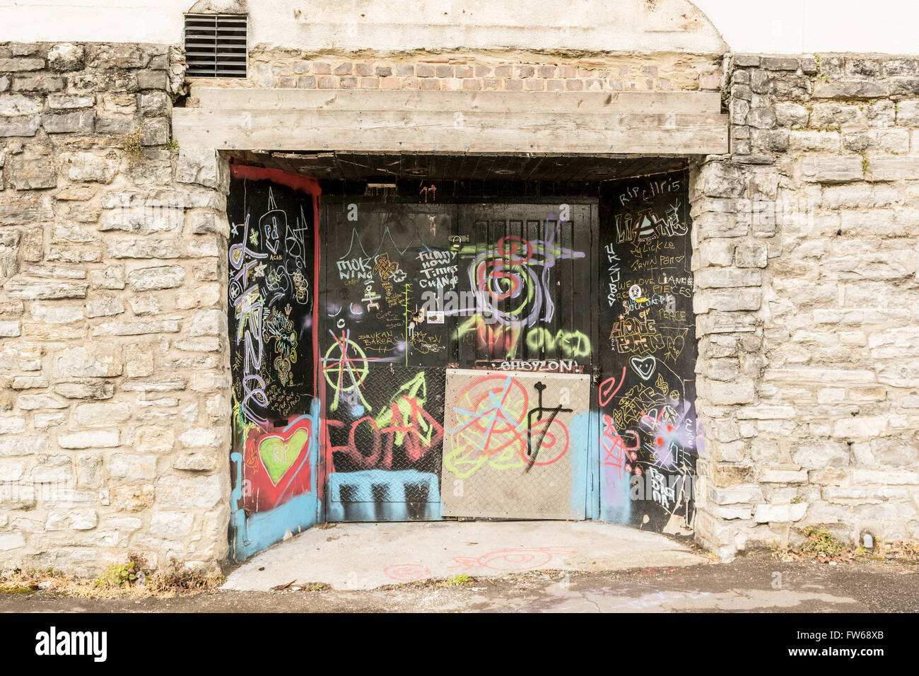 Verfallene / Graffiti an Gebäuden auf auf den Retail-Bereich von Glastonbury zu sichern. Stockfoto