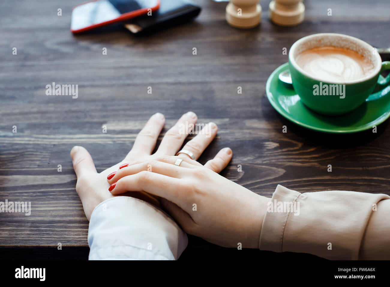 Paar, trinken Kaffee im Café Restaurant Mann und Frau mit heißen Cappuccino Tasse-Dating. Konzept der männlichen und weiblichen Hände Liebe Stockfoto