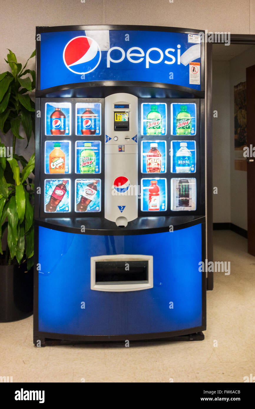 Eine Münz-Pepsi vending Maschine Abgabe Dosen Softdrinks und Wasser. Stockfoto