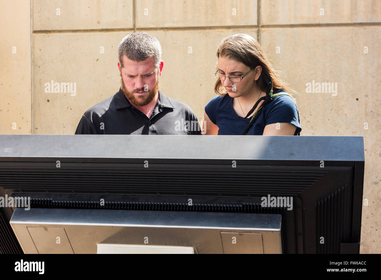 Ein paar lesen eine Steintafel über die Oklahoma Citybombardierung in der Bombardierung Gedenkstätte in Oklahoma City, Oklahoma, USA. Stockfoto