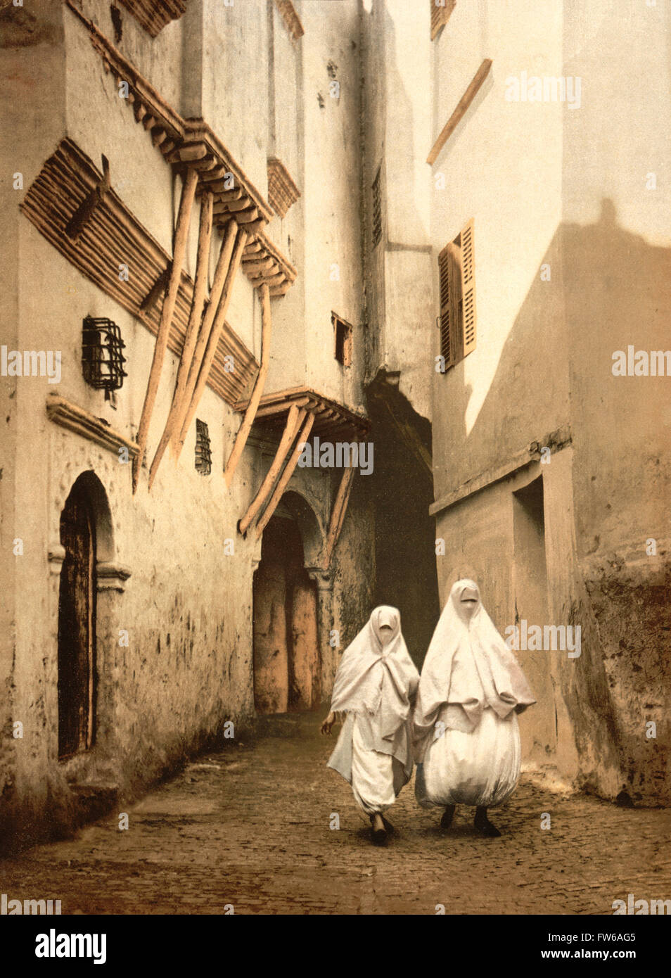 Zwei Frauen zu Fuß entlang Rotes Meer Straße, Algier, Algerien, Photochrome Print, um 1900 Stockfoto
